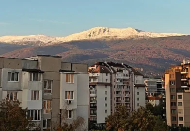 Топло, но ветровито време, с температури до 26°