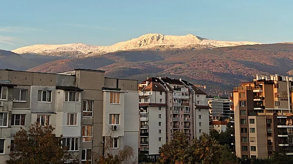 Топло, но ветровито време, с температури до 26°